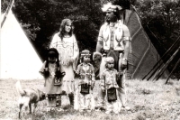 S rodinou na indiánském kempu, začátek 80. let