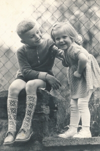 Magdalena Westman s bratrem Michaelem, 1960