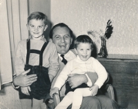 Magdalena Westman s bratrem a tatínkem, 1960