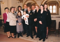 Magdalena Westman (třetí zprava) s rodinou u Václava Havla, 1997
