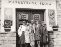 Školní sraz od základní školy Kunvald, Zlata Kalousová druhá zprava, 1990