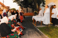 Mše svatá o pouti sv. Jiří ve Spáňově před kapličkou 5. srpna 1987