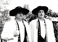 Vedoucí Mrákovské dudácké kapely Josef Nejdl a Václav Kupilík, bratr Jiřího