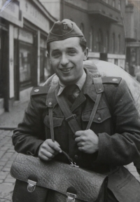 Jiří Kupilík při přestupu na nádraží v Praze v prosinci roku 1956, kdy byl od tankistů v Žatci převelen do Roudnice nad Labem, kde se dostal k vojenské hudbě