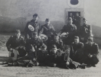 Jiří Kupilík s kamarády před zkouškou v Roudnici nad Labem