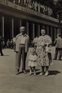 Josef Komers (otec pamětníka) se svou druhou ženou na kolonádě v Karlových Varech