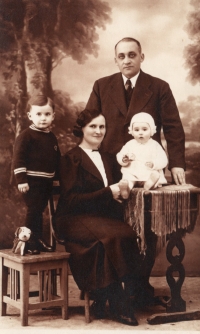 Slávka Chlumská s rodiči a bratrem, 1937