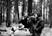 Tramp Dušan Leitgeb (nahoře vlevo) během potlachu ve Vizovických vrších, který byl rozehnán, 1979