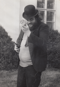 Během natáčení experimentálního filmu Pes baskervillský, který režíroval Jaroslav Formánek, 80. léta 20. století