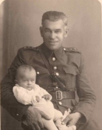 Karel Valenta se svým dědečkem, legionářem Františkem Palašem (1945)