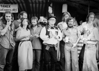 Dušan Leitgeb (druhý zleva) na koncertě v Mutěnicích. Třetí zleva v kostkované košili Vlastimil Procházka, 80. léta 20. století.