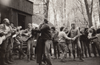 Dušan Leitgeb (s kytarou vlevo) na trampské svatbě v Hrubé Vrbce, konec 80. let 20. stol. 