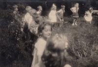 Dívenkou čelem k objektivu je Gertruda Samuelová, Fibichova ulice - Jihlava, 1947