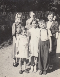 Uprostřed Gertruda, napravo teta Amálie, přibližně rok 1952