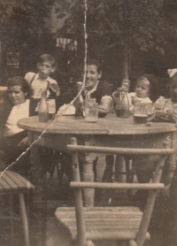 Uprostřed opatrovnice Hedvika a s ní i Gertruda Samuelová