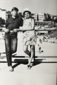 Jiří Hradecký (vlevo) se svojí snoubenkou během dovolené ve městě Poreč (bývalá Jugoslávie) v srpnu 1968. Foto bylo pořízeno pár dní před invazí vojsk Varšavské smlouvy do tehdejší ČSSR