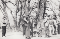 Dušan Leitgeb (druhý zleva) během natáčení experimentálního filmu Pes baskervillský, který režíroval Jaroslav Formánek, 80. léta 20. století