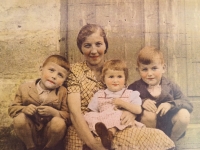 With siblings and mother, 1948