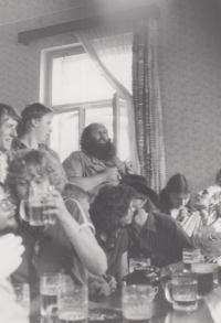 Dušan Leitgeb (v okně) na trampské svatbě v Hrubé Vrbce, konec 80. let 20. století