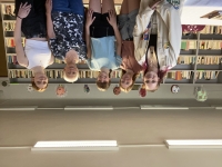 Jaroslava Mathesová se žákyněmi po natáčení rozhovoru v rámci projektu Příběhy našich sousedů