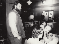 Dušan Leitgeb (vlevo) v Klubu Q ve Veselí nad Moravou, cca 1980