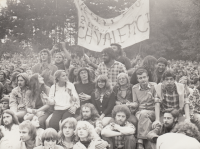 Dušan Leitgeb (pod transparentem s černým baretem) na koncertě ve Chvaleticích, 1981