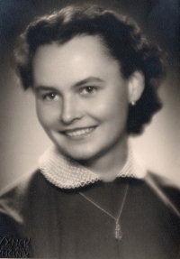 Maturitní fotografie Slávky Chlumské, 1954