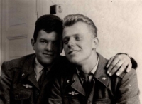 Karel Valenta s kamarádem během základní vojenské služby (1964)