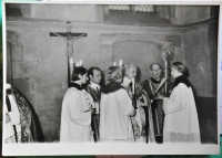 Biskup starokatolické církve Augustin Podolák a Dušan Hejbal ministrantem (vlevo na kraji)