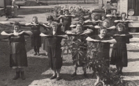 Chvilka cvičení v továrně Stuha Dobruška, 1960