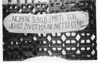 Transparent vyvěšený při libereckém průvodu k uctění památky Jana Palacha, Klášterní ulice