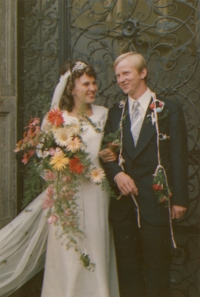Novomanželé Cvejnovi před libereckou radnicí v roce 1975