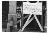 Transparent na domě v Liberci, který poškodil sovětský tank 21. srpna 1968