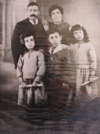 Dědeček a babička z matčiny strany, Francoise London vlevo, vpravo sourozenci