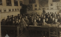 Emilie Vančurová (ve třetí řadě nalevo) na základní škole v Bohunicích