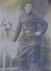 Otec Ján Gabrhel ve vojenské uniformě