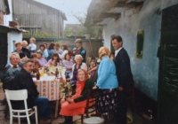 Setkání širší rodiny Gabrhelovy na dvoře rodného domu Jozefa Gabrhela, v červených šatech sedí jeho matka Irma Gabrhelová