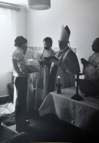 Dušan Hejbal jako kněz při křtu (vlevo)