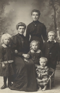 Emílie Kalousová, pozdější válečná vdova, v roce 1916 se svou sestrou a dětmi (zleva) Boženou, Marií, Františkem (1911–1968)