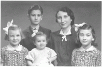 Rodina Černých v době otcova věznění nacisty, asi 1942. Zleva: sestra Lída, bratr Václav, Marie, maminka Hermína, sestra Anna