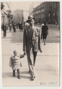 Ferdinand Čermák s otcem,1942, Praha