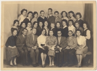 Ferdinand Čermák vyučený krejčím, čtvrtý zleva v horní řadě, Praha, konec 50. let
