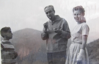 Francoise London s otcem Arturem na českém venkově, 1961