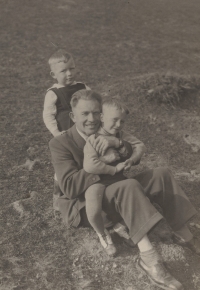 František Kalous se synem Janem a synovcem, 1952