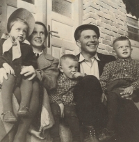 František a Marie Kalousovi s dětmi Františkem, Bohuslavem a Zlatou, 1942