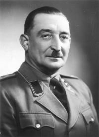 Official portrait of Heinrich Jöckel, commander of the Gestapo prison Small Fortress, from the archive of Karel Šanda, who worked in the photo booth of Gustav Worm's Litoměřice drug store during the war and apparently developed the picture