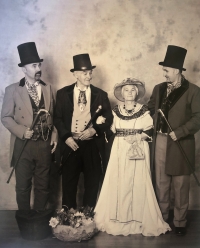 Pamětník s manželkou Zuzanou a syny Vladimírem a Liborem u příležitosti 50. výročí svatby
