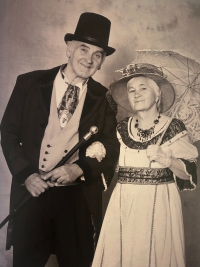 Pamětník s manželkou Zuzanou v pražském fotografickém studiu u příležitosti 50. výročí svatby