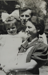 Vlasta Forejtová s rodiči Annou a Stanislavem, asi 1942