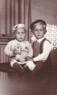 Pamětník s mladším bratrem v roce 1951